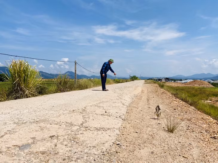 Đường hồ thôn Hạ xuống thôn Bốn của xã cùng bị cày nát và sụt lún.