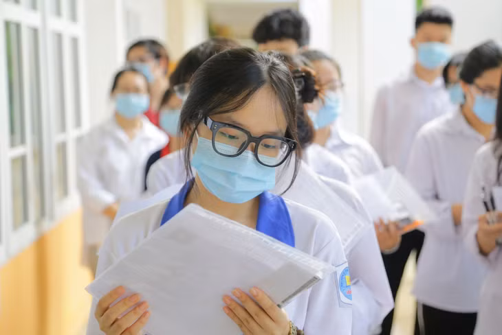 Các thí sinh kiểm tra lại kĩ càng thẻ dự thi, đồ dùng học tập trước khi vào phòng thi.
