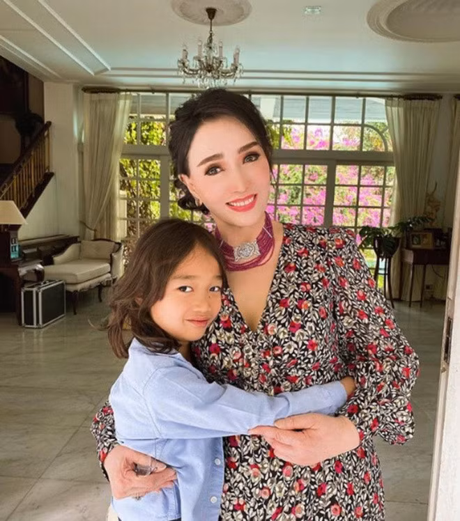 Bà Apasra Hongsakula chụp ảnh cùng cháu nội.