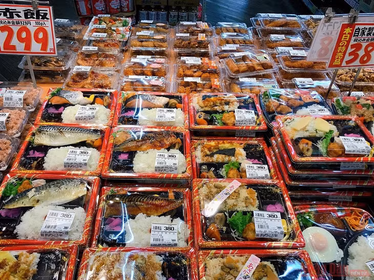 Ngay cả đồ ăn sẵn bán trong các konbini (cửa hàng tiện lợi) cũng phong phú, tươi ngon.