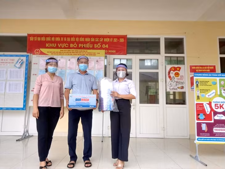 Hội LHPN xã Tân Dân, TP Hạ Long tặng 160 mũ chắn giọt bắn cho các tổ bầu cử.