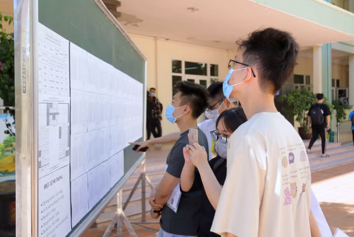 Các thí sinh dự thi tại Điểm thi THCS Trọng Điểm (TP Hạ Long) xem danh sách phòng thi, kiểm tra thông tin về họ tên, số báo danh của mình.