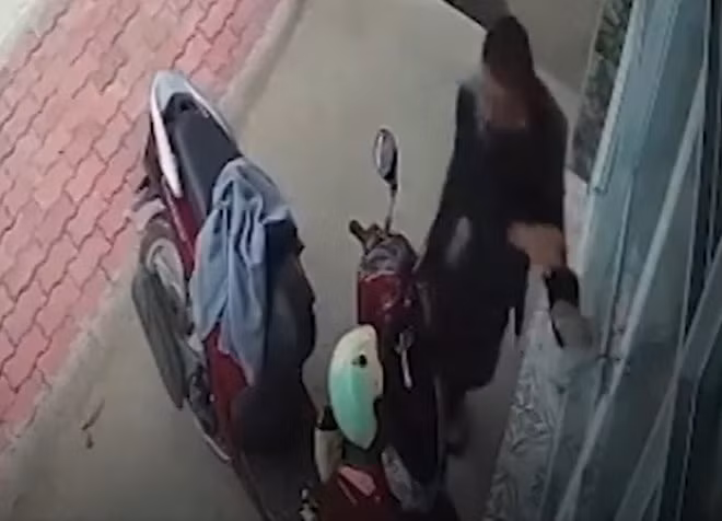 Đối tượng thãn nhiên cột cửa nhốt nạn nhân rồi lấy xe SH tẩu thoát.