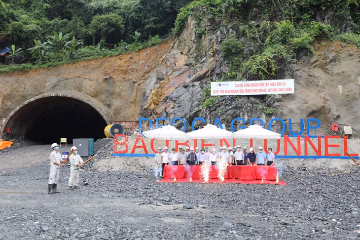 Các đồng chí lãnh đạo UBND tỉnh, chủ đầu tư và nhà thầu bấm nút điều khiển, chính thức phá thông nhánh trái, nhánh cuối cùng của đường hầm xuyên núi.