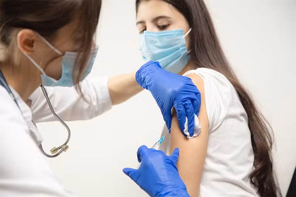 Người tiêm đủ 2 mũi vắc xin Covid-19 vẫn nên đeo khẩu trang khi ra ngoài