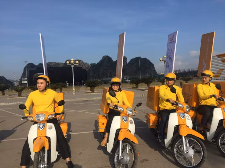 Chị Loan (thứ 2, trái sang) tham gia ra quân truyền thông hình ảnh thương hiệu của Bưu điện Việt Nam và cung cấp dịch vụ hành chính công.
