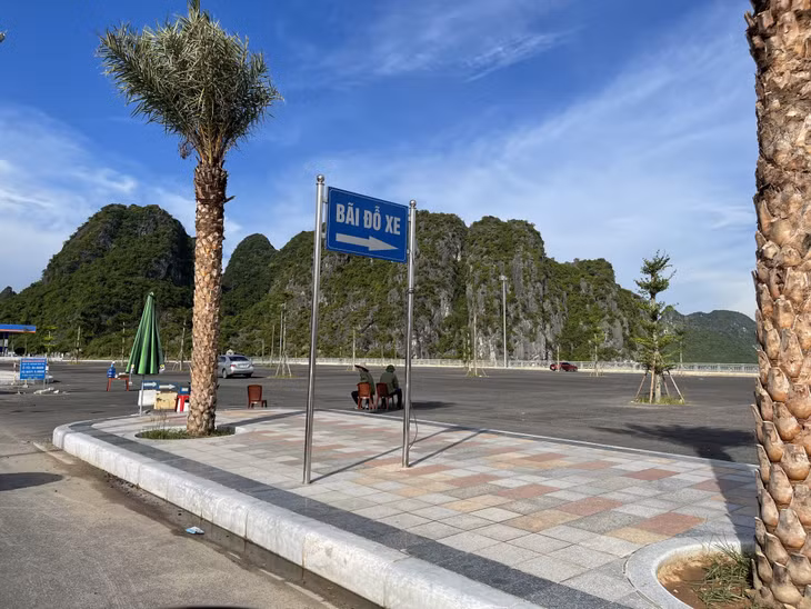 Bãi đỗ xe phía cuối bãi tắm được xây dựng rộng rãi, nhưng vẫn vắng khách gửi.