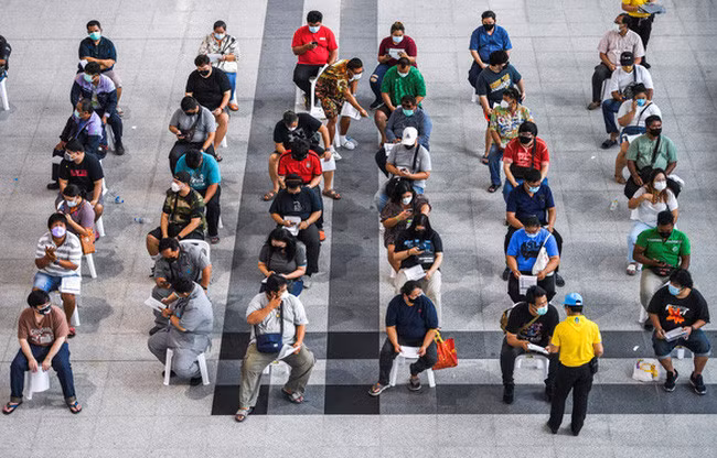 Người dân đợi bên ngoài một trung tâm tiêm chủng ở Bangkok, Thái Lan ngày 22/7 khi nước này tổ chức tiêm vaccine của hãng AstraZeneca cho người cao tuổi, người có cân nặng từ 100kg trở lên và phụ nữ có thai - Ảnh: Reuters