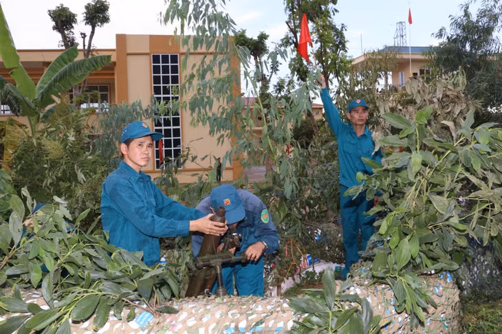 Lực lượng tự vệ Công ty Than Mạo Khê - TKV diễn tập thực binh bắn đạn thật.