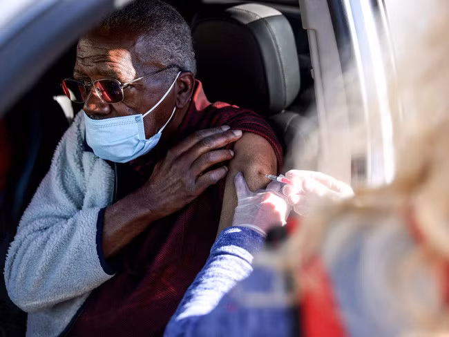 Một người đàn ông đang được tiêm vaccine ngừa COVID-19. Ảnh: Getty Images