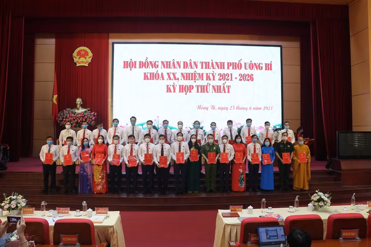 31 đại biểu HĐND TP Uông Bí nhận giấy chứng nhận đại biểu HĐND nhiệm kỳ 2021-2026. Ảnh: Trung tâm TT-VH Uông Bí