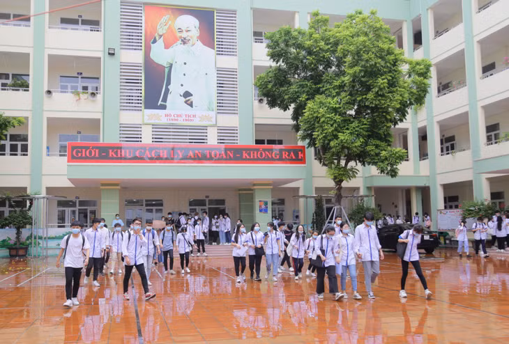 Các thí sinh dự thi tại Điểm thi THCS Trọng Điểm (TP Hạ Long) rời trường thi sau khi hoàn thành bài thi môn Ngữ văn.
