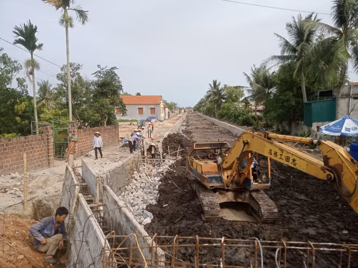 Đơn vị nhà thầu huy động máy móc, nhân công, đẩy nhanh tiến độ Dự án nạo vét và kè thoát nước từ trung tâm xã Liên Vị đến cống Cái Xiếc (TX Quảng Yên).
