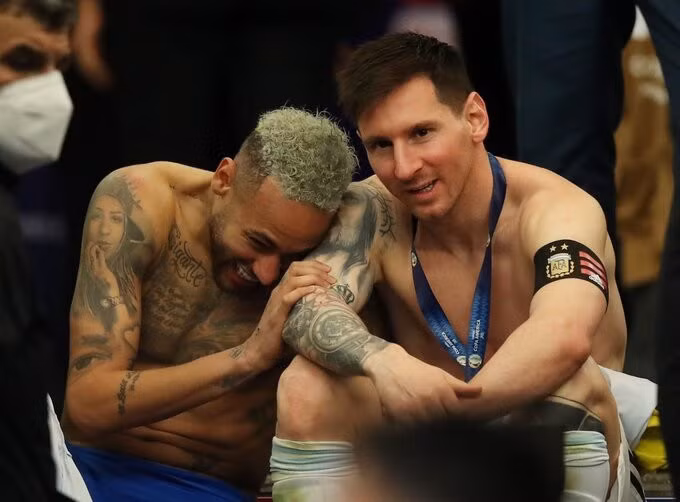 Neymar thân thiện với Messi sau lễ trao giải Copa America 2021. Ảnh: Copa America