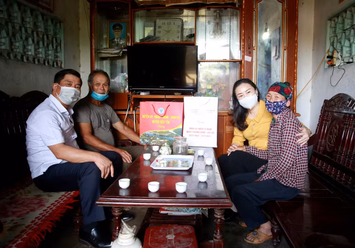 Đồng chí Vi Ngọc Bích, Ủy viên BTV, Trưởng Ban Tuyên giáo Tỉnh ủy và lãnh đạo huyện Tiên Yên trao quà của Chủ tịch nước, tỉnh và huyện cho gia đình thương binh Nguyễn Văn Hạ, thôn Đồng Châu, xã Tiên Lãng.