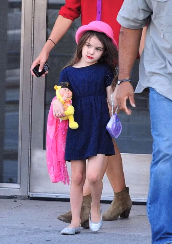 Suri Cruise từng được xem là "công chúa Hollywood" ngay từ khi mới chào đời với cuộc sống giàu có, tiện nghi và sang chảnh mà người cha nổi tiếng mang lại.
