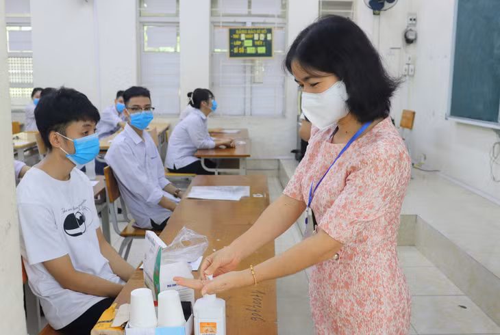 Các cán bộ coi thi cũng thực hiện nghiêm túc việc thay khẩu trang và sát khuẩn tay trước khi làm nhiệm vụ trong phòng thi.