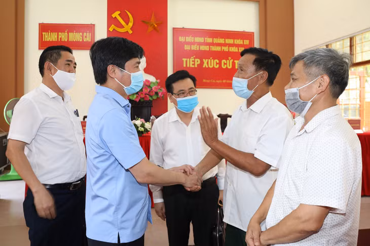 Chủ tịch UBND tỉnh Nguyễn Tường Văn gặp gỡ, trò chuyện với cử tri TP Móng Cái