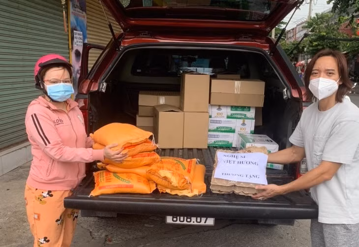 Vợ chồng Việt Hương đáp trả khi bị nói 'làm từ thiện việc gì phải khoe' ảnh 2 Vợ chồng Việt Hương đáp trả khi bị nói 'làm từ thiện việc gì phải khoe' ảnh 2
