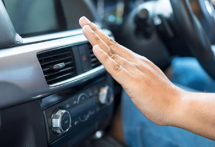 Lý do nào khiến cho điều hòa ô tô bị đóng băng