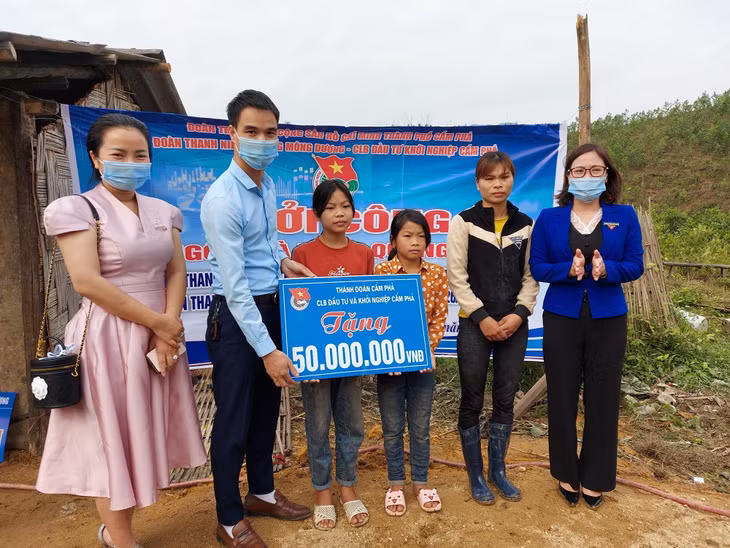 Đoàn Thanh niên TP Cẩm Phả cùng CLB Đầu tư và Khởi nghiệp thành phố trao hỗ trợ xây dựng nhà mới cho gia đình em Bàn Thị Anh. Ảnh: Thùy Dung (Trung tâm TT-VH Cẩm Phả)