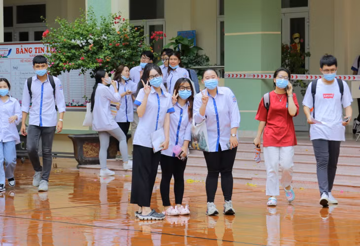 Nhiều thí sinh rời khỏi phòng thi môn Ngữ văn trong tâm trạng phấn khởi.