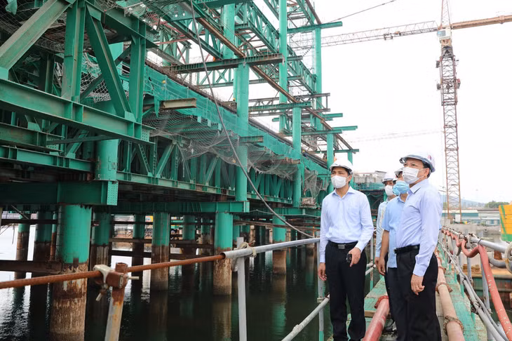 Bí thư Tỉnh ủy Nguyễn Xuân Ký kiểm tra tiến độ thi công cầu Cửa Lục 1.