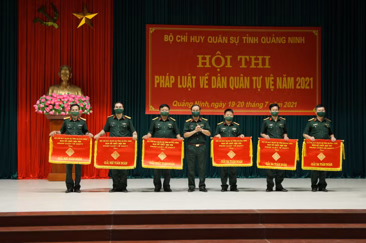 Đại tá Nguyễn Quang Hiến, Chính ủy Bộ CHQS tỉnh, trao cờ cho nhất toàn đoàn cho các đơn vị.