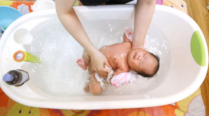 Trẻ cần tắm rửa mỗi ngày để làm sạch da, hạn chế nhiễm trùng và giúp trẻ thoải mái