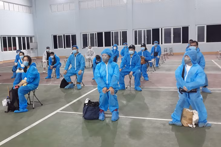 Công dân trên chuyến bay VN5417Y ngồi giãn cách để chuẩn bị kiểm tra sức khỏe.