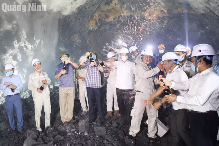 Chủ đầu tư và cán bộ, công nhân công trường chúc mừng thông hầm kỹ thuật thành công.