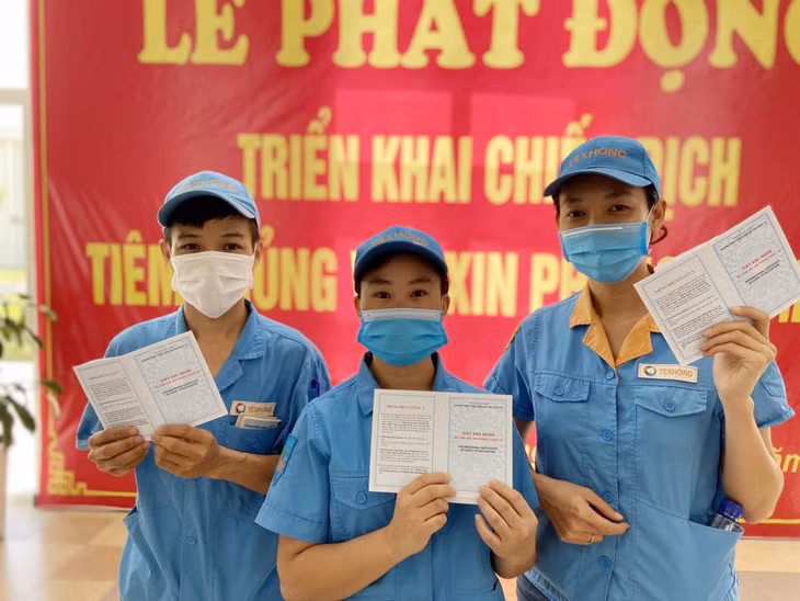 Công nhân KCN Cangrg biển Hải Hà phấn khởi sau khi được tiêm Vắc-xin phòng Covid-19. 