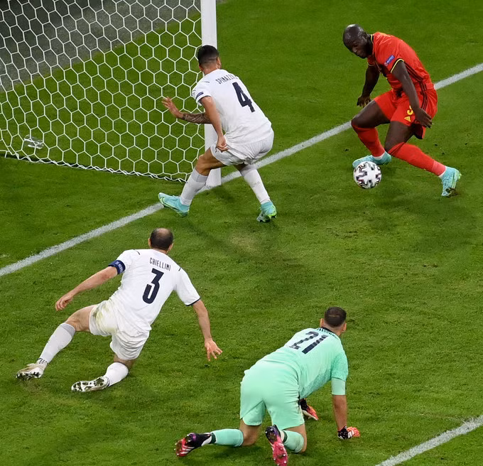 Lukaku trong pha hỏng ăn ở hiệp hai trận tứ kết thua Italy. Ảnh: Reuters