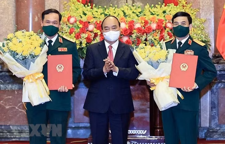 Chủ tịch nước Nguyễn Xuân Phúc trao quyết định thăng quân hàm, hoa chúc mừng Bộ trưởng Quốc phòng Phan Văn Giang (phải) và Thứ trưởng Vũ Hải Sản. Ảnh: TTXVN Chủ tịch nước Nguyễn Xuân Phúc trao quyết định thăng quân hàm, hoa chúc mừng Bộ trưởng Quốc phòng Phan Văn Giang (phải) và Thứ trưởng Vũ Hải Sản. Ảnh: TTXVN