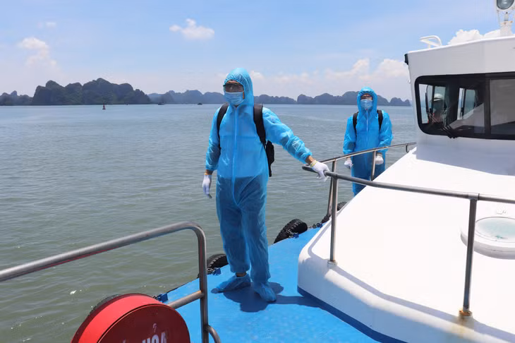 Các hoa tiêu đều được trang bị đầy đủ đồ bảo hộ trước khi lên tàu làm nhiệm vụ.