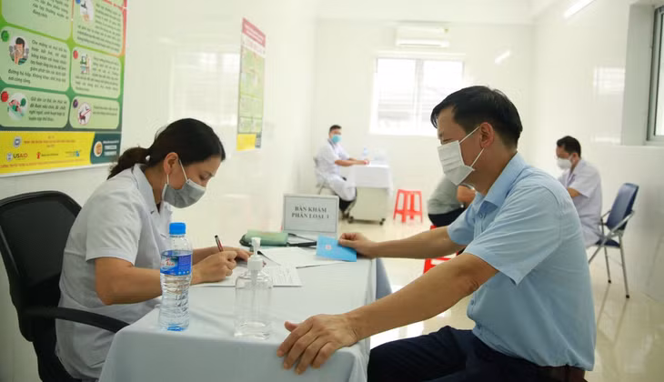 Khai báo y tế, tư vấn và khám sàng lọc trước khi tiêm.