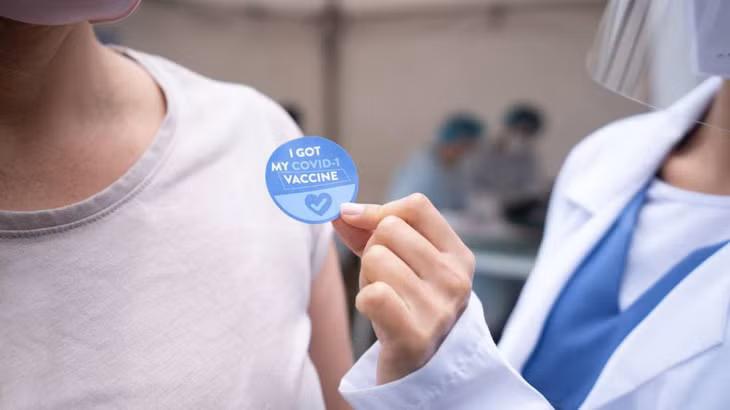 Người tiêm đủ vaccine và khả năng mắc COVID-19 - Ảnh 2.