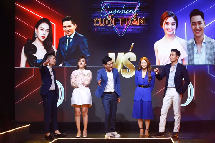 Hai diễn viên chính Hương vị tình thân tham gia mini show cùng những người dẫn chương trình.