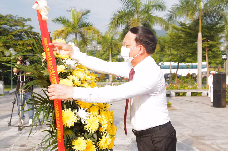Dâng hương tưởng niệm các Anh hùng liệt sĩ nhân ngày 27/7 ảnh 2 Dâng hương tưởng niệm các Anh hùng liệt sĩ nhân ngày 27/7 ảnh 2