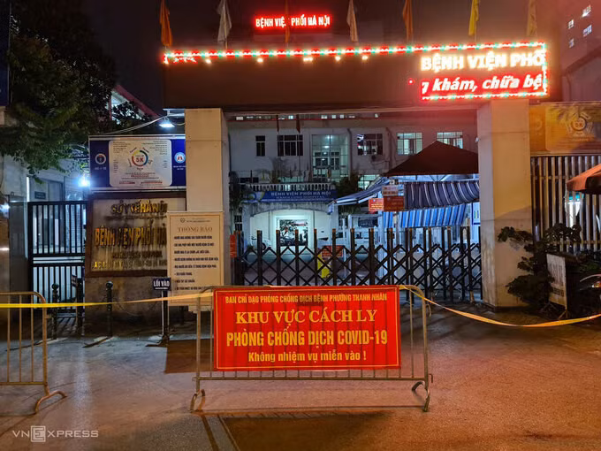 Barie cách ly dựng trước cổng Bệnh viện Phổi Hà Nội, tối 25/7. Ảnh: Tất Định