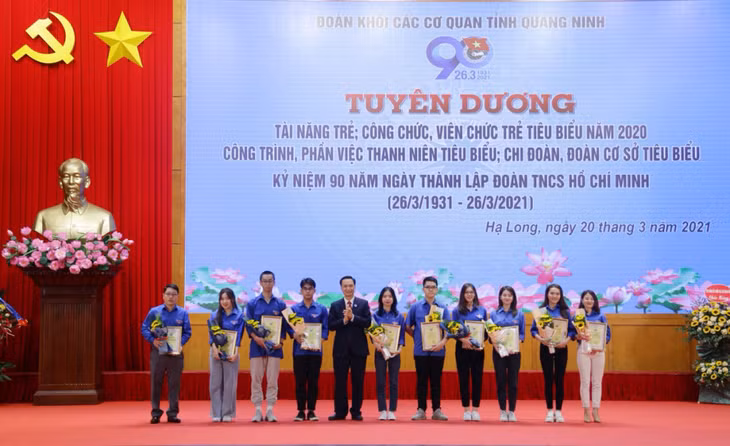 Đỗ Anh Hòa (ngoài cùng, bên trái) được Đoàn Thanh niên Khối các cơ quan tỉnh tuyên dương "Tài năng trẻ" năm 2021.