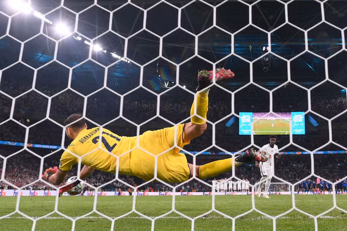 Donnarumma cản cú đá luân lưu của Saka. Ảnh: FIGC