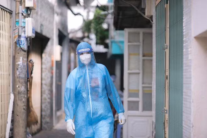 Người đẹp tâm sự, chính sự ý thức và cố gắng của người dân làm cô vui. Hen mong mọi người ở nhà cũng cố gắng giữ tình thần lạc quan, ăn uống đầy đủ dinh dưỡng, bổ sung vitamin C, D, uống nhiều nước, vận động trong nhà, ngủ nghỉ đầy đủ... để cùng chung tay phòng chống dịch thật tốt.