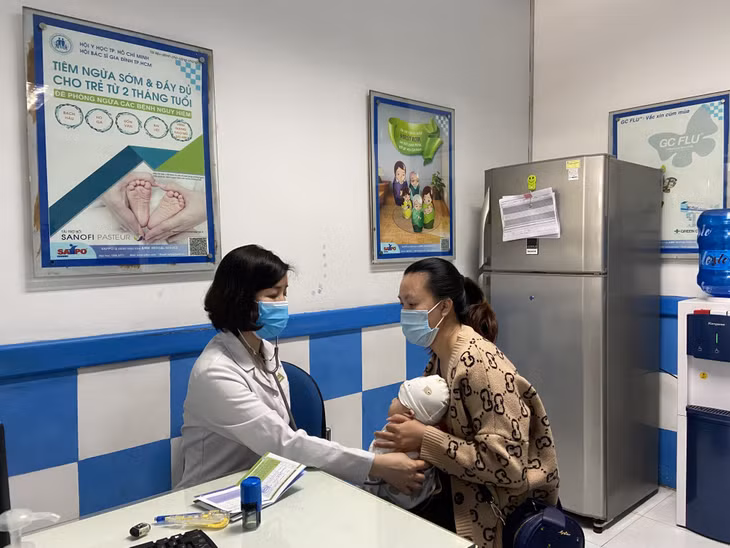 Tư vấn, tiêm vắc xin cho trẻ tại phòng tiêm chủng Safpo (Trung tâm Kiểm soát bệnh tật tỉnh).