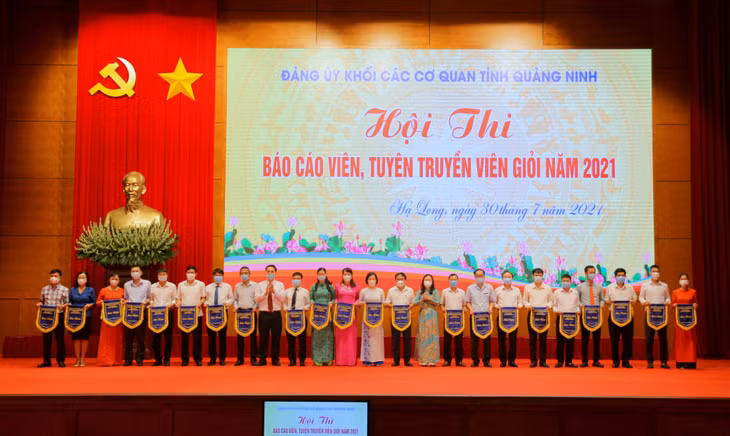 Ban Tổ chức trao cờ lưu niệm cho các chi, đảng bộ trực thuộc đã tham gia Hội thi cấp ở Cụm.