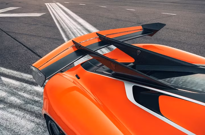 Koenigsegg Jesko được trang bị động cơ tăng áp kép V8 dung tích 5.0L sản sinh công suất 1262 mã lực khi sử dụng xăng 95 octan. Nếu chuyển sang sử dụng xăng E85, khối sức mạnh sẽ tăng lên thành 1578 mã lực. (Ảnh: Autocar)