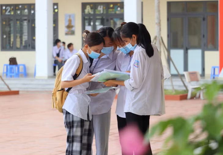 Các thí sinh tại Điểm thi THPT Hoành Bồ tranh thủ ôn lại bài trước khi vào phòng thi.