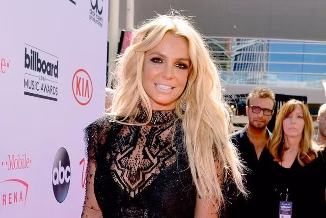 Britney Spears. Britney Spears chính thức đệ đơn loại quyền giám hộ của bố ruột