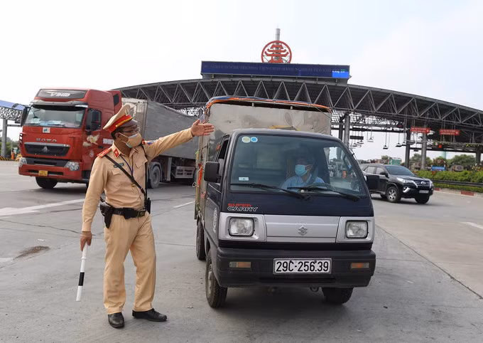 Xe không có giấy nhận diện sẽ phải quay đầu tại các chốt kiểm dịch vào Hà Nội. Ảnh: Ngọc Thành.