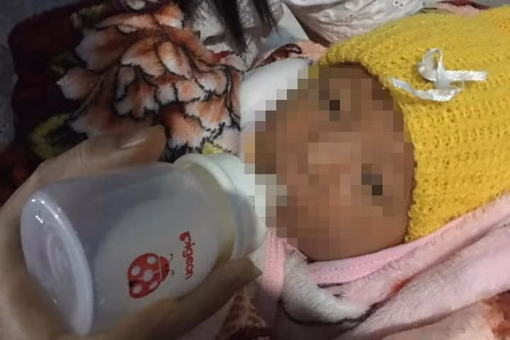Hiện cơ quan chức năng đang phát đi thông báo để tìm người thân cho cháu bé bị bỏ rơi.